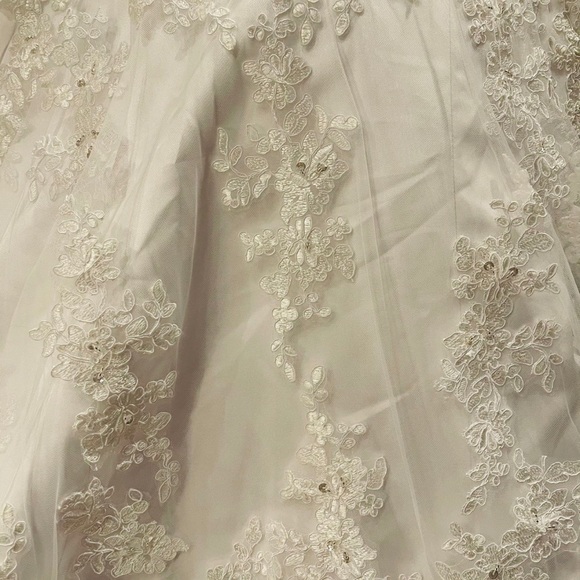 Beautiful wedding dress. size 14-18 - Picture 3 of 13